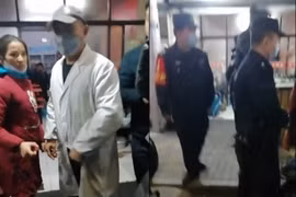 Quán mỳ Trung Quốc bị tẩy chay vì tạt dầu sôi chó hoang