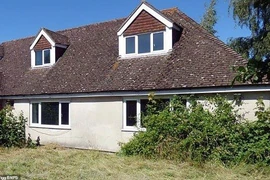 Dọn tủ của người bà vừa qua đời, bất ngờ thấy kho báu