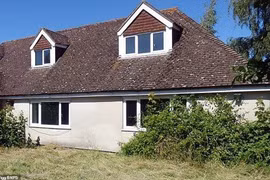 Dọn tủ của người bà vừa qua đời, bất ngờ thấy kho báu