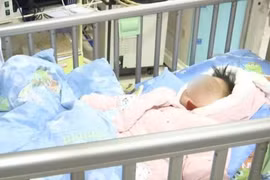 Bố đốt pháo hoa động viên con ốm, nào ngờ khiến bé nhập viện