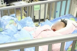 Bố đốt pháo hoa động viên con ốm, nào ngờ khiến bé nhập viện