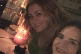 Người phụ nữ bị cháy tóc vì chụp ảnh tự sướng trên bàn ăn