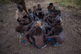 Kinh ngạc bộ tộc săn bắn cuối cùng ở Tanzania thích ăn thịt sống