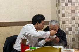 Rơi nước mắt cảnh con trai đút cho bố ăn còn động viên “bố cố ăn hết bát này nhé” 