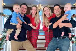 Chị em sinh đôi lấy chồng song sinh và đẻ con giống y đúc