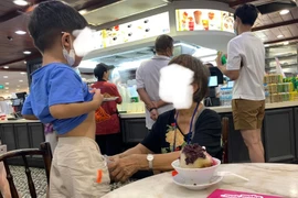 Người bà cho cháu đi vệ sinh giữa quán ăn khiến dân mạng dậy sóng