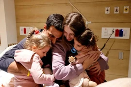 Xúc động cảnh các gia đình đoàn tụ khi Israel-Hamas trao đổi con tin