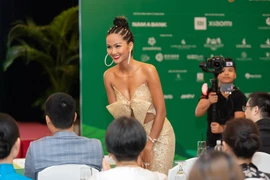 Hoa hậu H’Hen Niê ăn mặc táo bạo quyến rũ chết người 