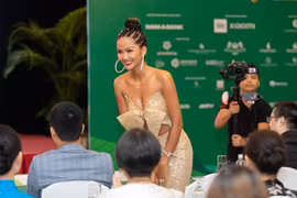 Hoa hậu H’Hen Niê ăn mặc táo bạo quyến rũ chết người 