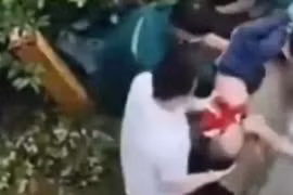 Trung Quốc: Bắt chước phim hoạt hình, bé trai cầm ô nhảy từ tầng 26 xuống