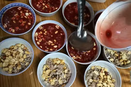 Loạt bệnh kinh hoàng khi ăn tiết canh không đúng cách