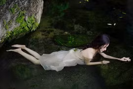 “Xịt máu mũi” với thời trang nóng bỏng của “nữ thần tắm suối” xứ Trung