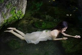 “Xịt máu mũi” với thời trang nóng bỏng của “nữ thần tắm suối” xứ Trung