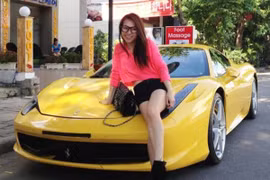 Vợ cả của Minh Nhựa có gu thời trang trẻ trung không ngờ