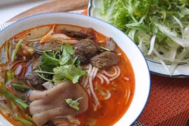 Loạt món Huế ngon đặc sắc thu hút du khách thập phương