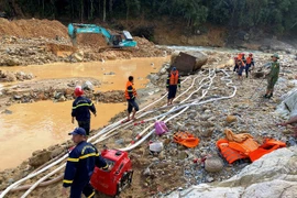 Lực lượng cứu hộ hút cạn dòng Rào Trăng, lật đất, bới đá tìm người mất tích