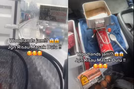 Kẹt xe quá lâu, tài xế nấu ăn trong buồng lái xe tải