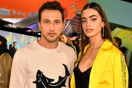 Người mẫu 19 tuổi khiến con trai tỷ phú bị trục xuất chuộng thời trang nóng bỏng