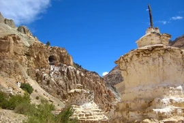 Tận mục tu viện nổi tiếng nằm cheo leo trên vách núi đá 