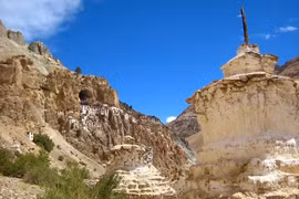 Tận mục tu viện nổi tiếng nằm cheo leo trên vách núi đá 