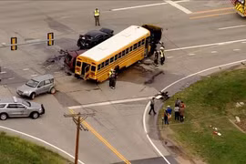 Bé gái 13 tuổi lái trộm xe hơi gây tai nạn liên hoàn