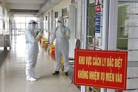 Ngày Thầy thuốc: Cảm động hình ảnh chiến sĩ áo trắng trong khu điều trị COVID-19