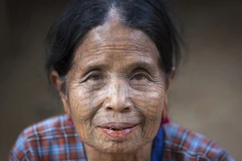 Lý giải tục xăm mặt kỳ lạ của phụ nữ bộ tộc ở Myanmar