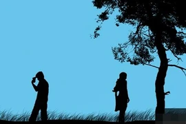 Tình yêu như con dao hai lưỡi, càng nắm chặt lại càng đau 