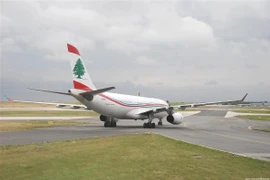 Máy bay chở khách bất ngờ trúng đạn lạc khi hạ cánh