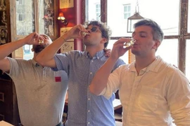 Lập kỷ lục Guinness vì uống rượu ở 67 quán trong một ngày