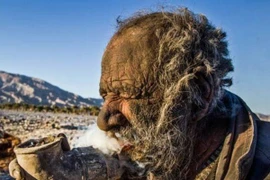 "Dị nhân” gần 70 năm chưa tắm, không ai dám lại gần