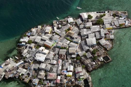 Tận mục cuộc sống trên hòn đảo chật chội nhất thế giới