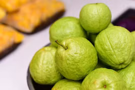 Ổi giàu dinh dưỡng, ăn sai cách có thể khiến nhiều người tổn thọ