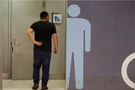 Bị đuổi việc vì dành 6 tiếng đi vệ sinh ở chỗ làm 