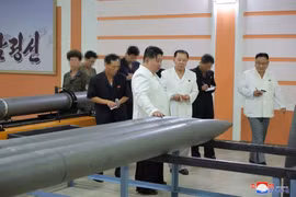 Ông Kim Jong-un thị sát nhà máy vũ khí, lái thử xe bọc thép