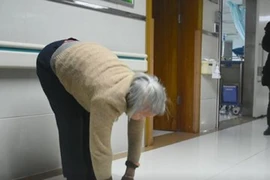 Cụ bà 78 tuổi tập chống đẩy trong bệnh viện gây sốt mạng