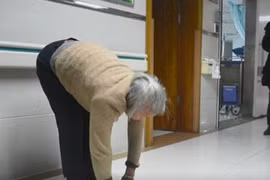 Cụ bà 78 tuổi tập chống đẩy trong bệnh viện gây sốt mạng