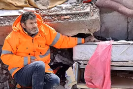 Xót xa cảnh tượng người cha bất lực nhìn con bị chôn vùi 