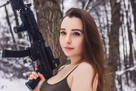 Gu thời trang táo bạo của “thiên thần quân đội” Nga khi trút bỏ quân phục