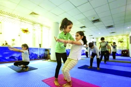 Cô bé 7 tuổi trở thành giáo viên yoga nhỏ tuổi nhất thế giới