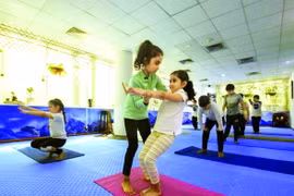 Cô bé 7 tuổi trở thành giáo viên yoga nhỏ tuổi nhất thế giới