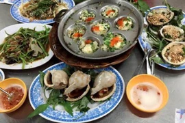 Hoa hậu Tiểu Vy cực mê món ốc mắm sữa lạ độc này
