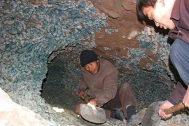 Đào móng, công nhân phát hiện 2.000 kg vật thể màu xanh lục