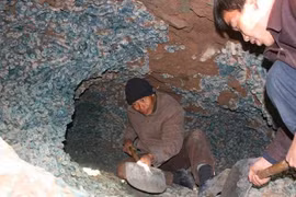 Đào móng, công nhân phát hiện 2.000 kg vật thể màu xanh lục