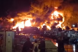 Kinh hoàng vụ cháy lớn bến du thuyền ở thiên đường du lịch Marbella