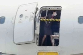 Ảnh nữ tiếp viên hàng không che chắn cửa máy bay gây tranh cãi