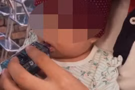 Đối diện 20 năm tù vì cho bé gái “hút” thuốc lá điện tử