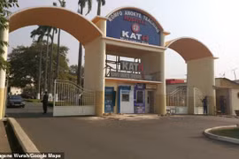 Bị mộng du, người đàn ông cầm dao "tự cung"