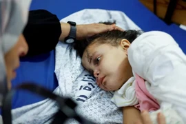 Dải Gaza: Xót xa bé gái duy nhất sống sót trong gia đình 14 người
