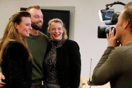 Thấy con giống hệt bác sĩ, cặp đôi phát hiện sự thật sốc